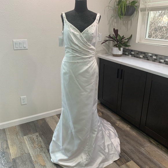 🚫SOLD🚫Moonlight Wedding Dress Size 10 White with Ruching Front - Picture 2 of 13